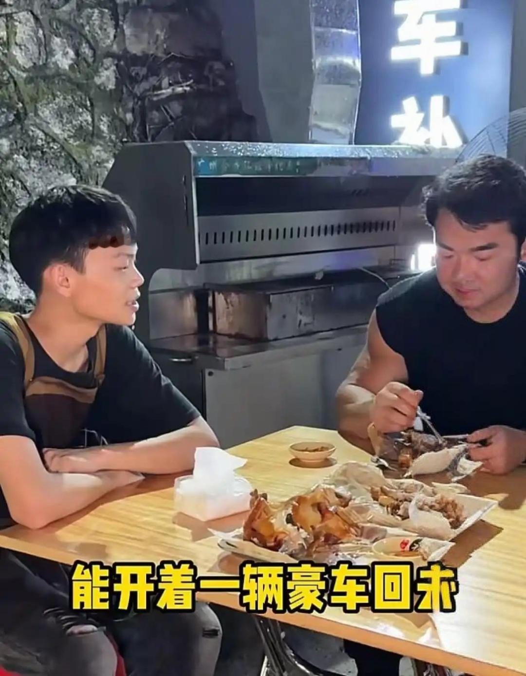 有人说:“深圳16岁少年月入20万，又一次证明了读书无用论！”我们听听小陈老板怎