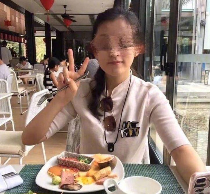 女留学生骗父亲300万 | 在私立学校里被“穷养”的那些孩子