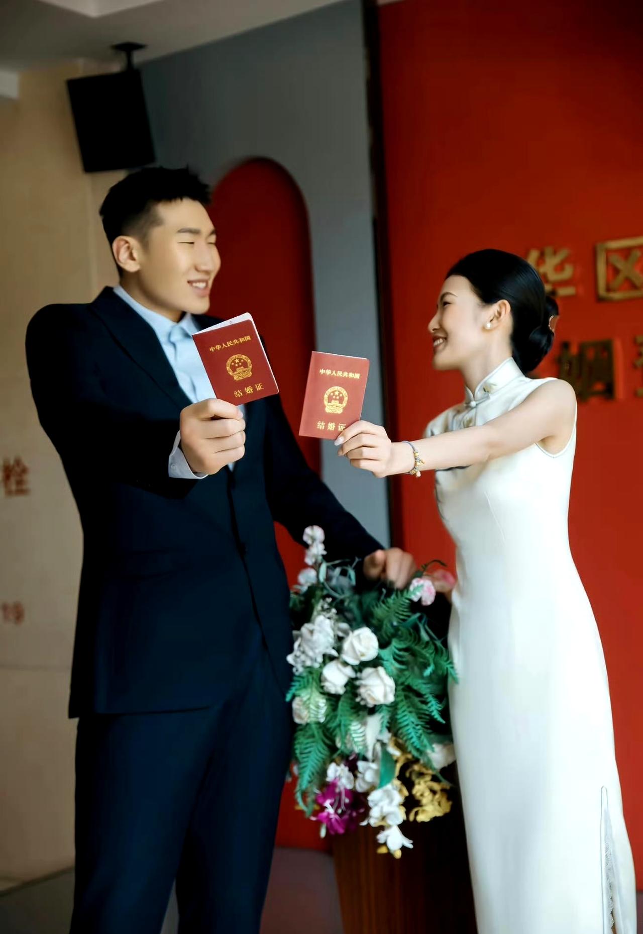 球员李炎哲刚领结婚证又要加盟广东东阳光男篮，这是要“双喜临门”了吗？6月25