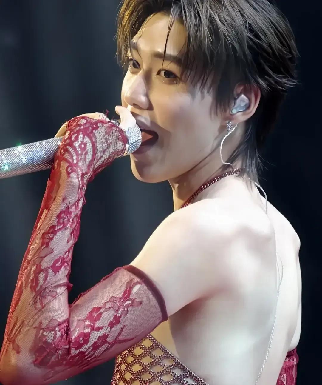 古风博主穿肚兜透视装在抖音刷屏，我刷到那一刻差点把冰可乐喷屏幕上。三月上旬她发