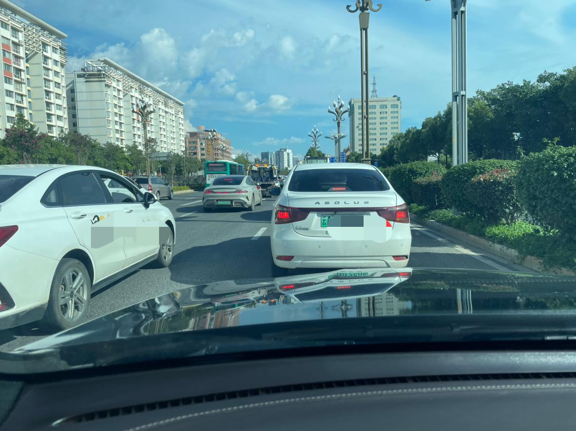 很多汽车为什么会这样！最近在路上行驶，发现很多国产汽车行驶姿态存在问题！