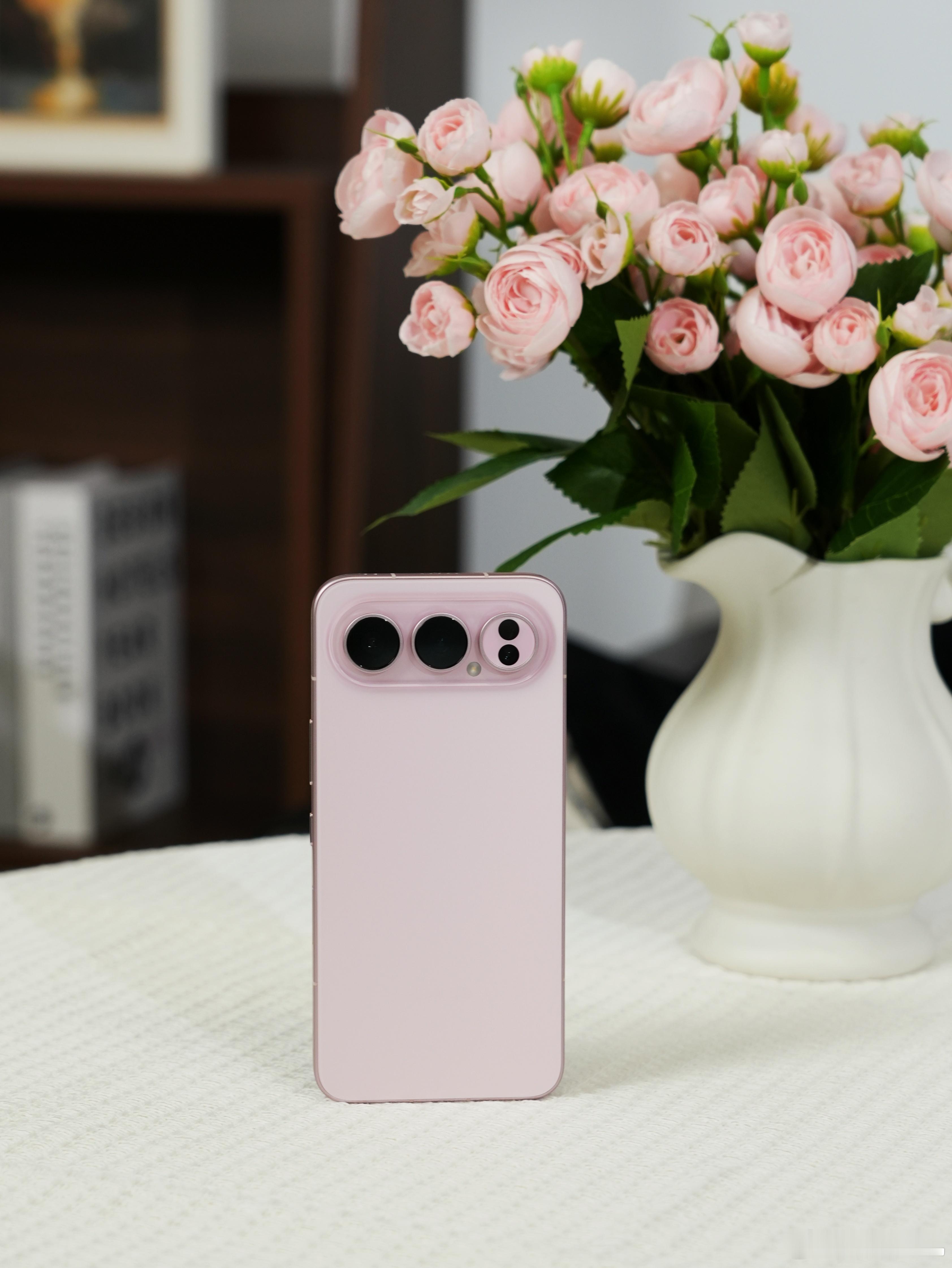 荣耀500系列这背部设计，真有点梦回荣耀8那个颜值巅峰的感觉了，尤其这款「星光粉