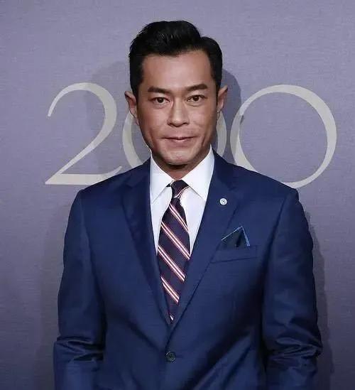 古天乐当年要是不晒黑，也不至于现在老得这么快。年轻时那么帅。现在跟郭富城一起接受