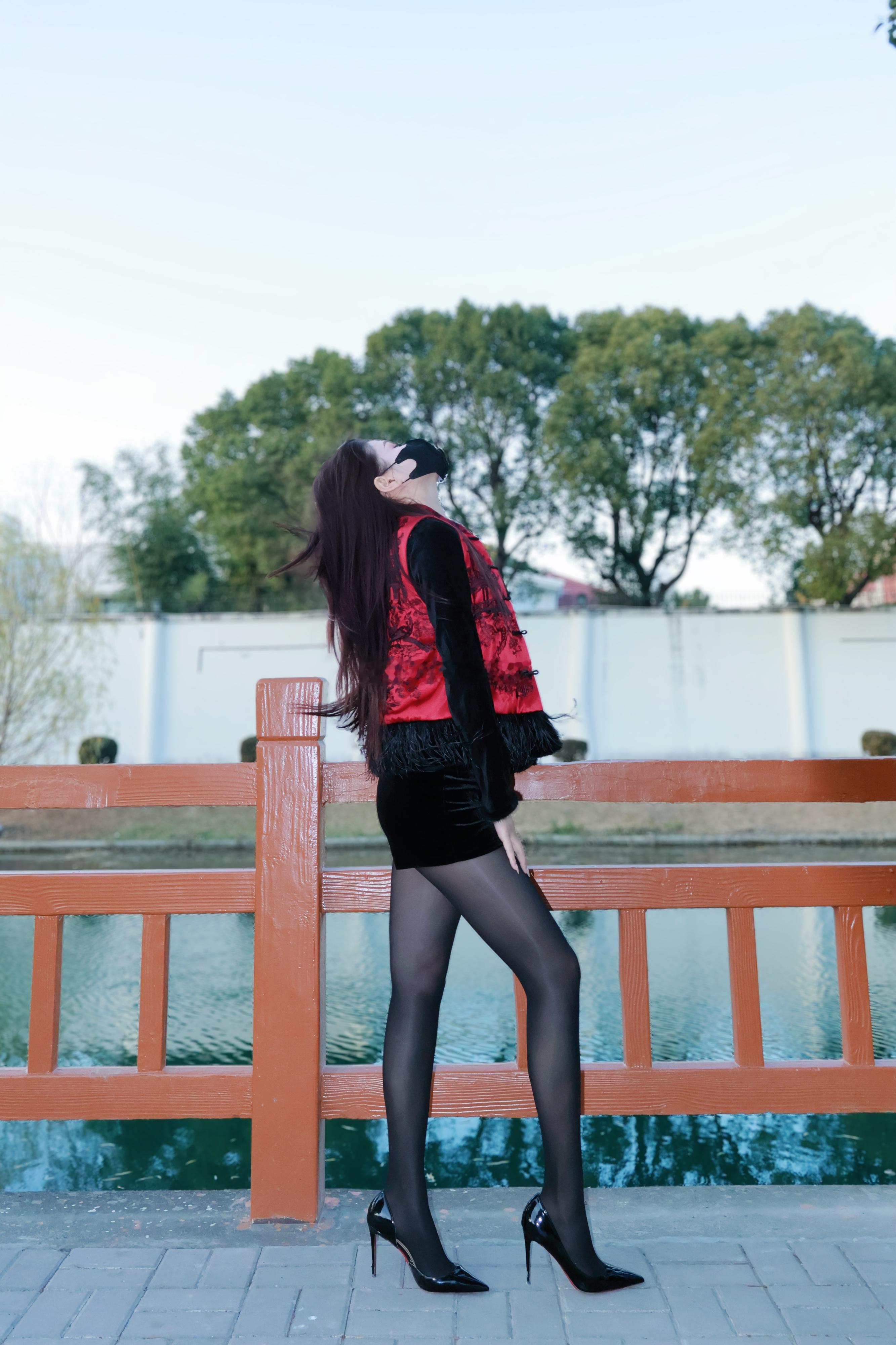 东方美学的尽头是新中式一点也没错红色刺绣&厚黑&丝绒周五约会的LOOK新中式穿搭