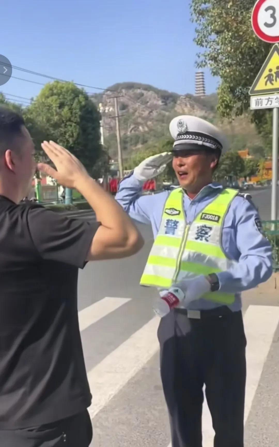 每人心中都有一杆秤全网唯一一个敢“收礼”的辅警侍东亮他在护学岗上付出太多了。
