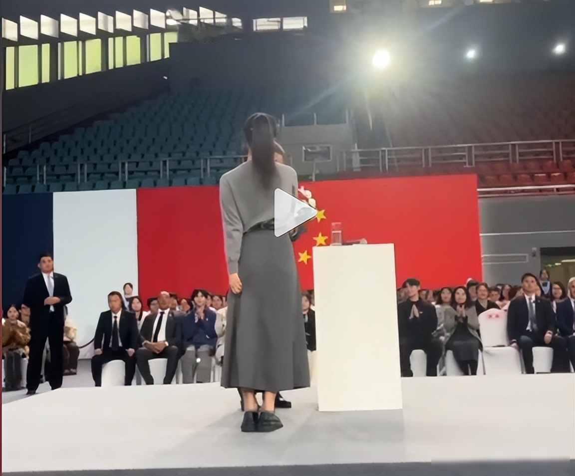 十年苦练无人问，一朝献花天下知！川大女生靠什么让马克龙惊艳十秒？