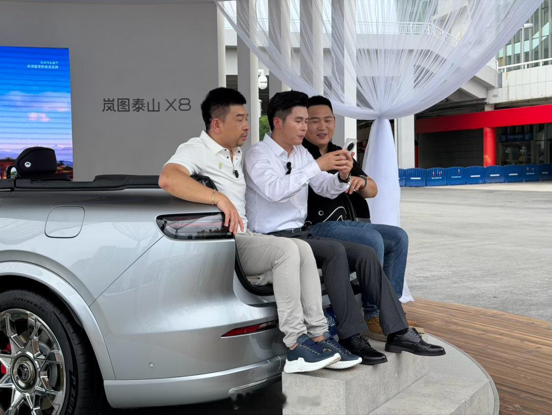 来看下白色泰山X8～好看更显大。偶遇岚图第一型男李哥在直播，外面超级热...