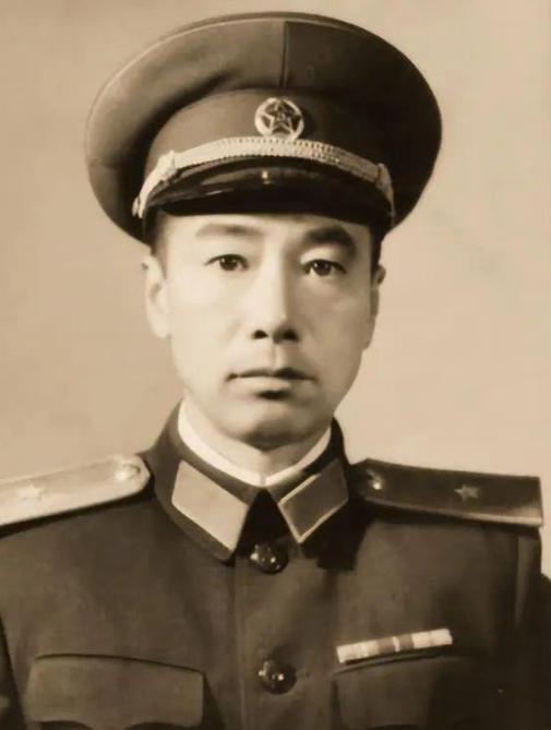 开国少将徐德操是湖南平江人，1946年国共谈判，他在军调处工作，担任共产党的代表