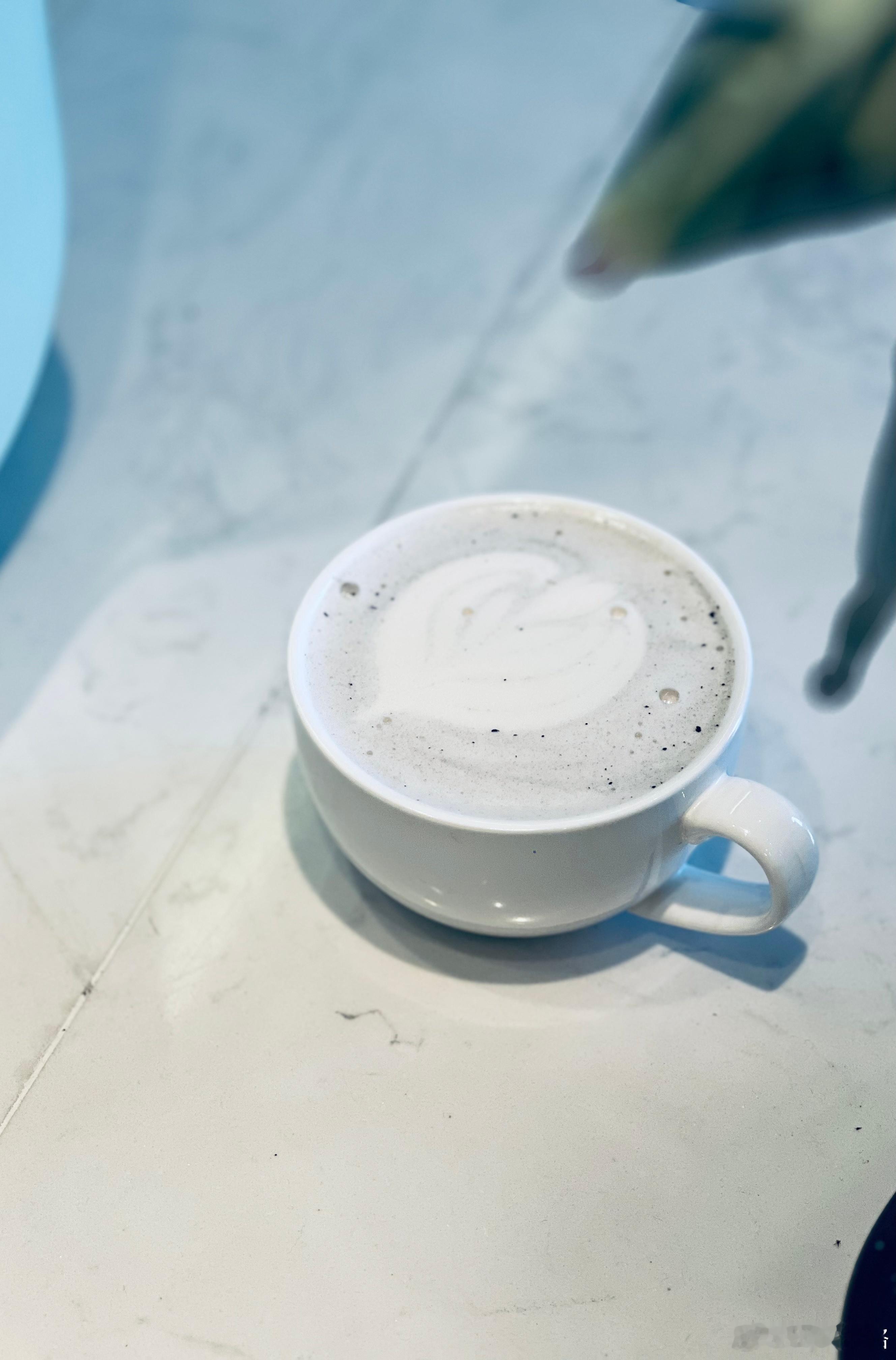 入冬的第一杯奶茶但是，没有茶，没有奶。有芝麻酱，燕麦奶隔空干啡​​​