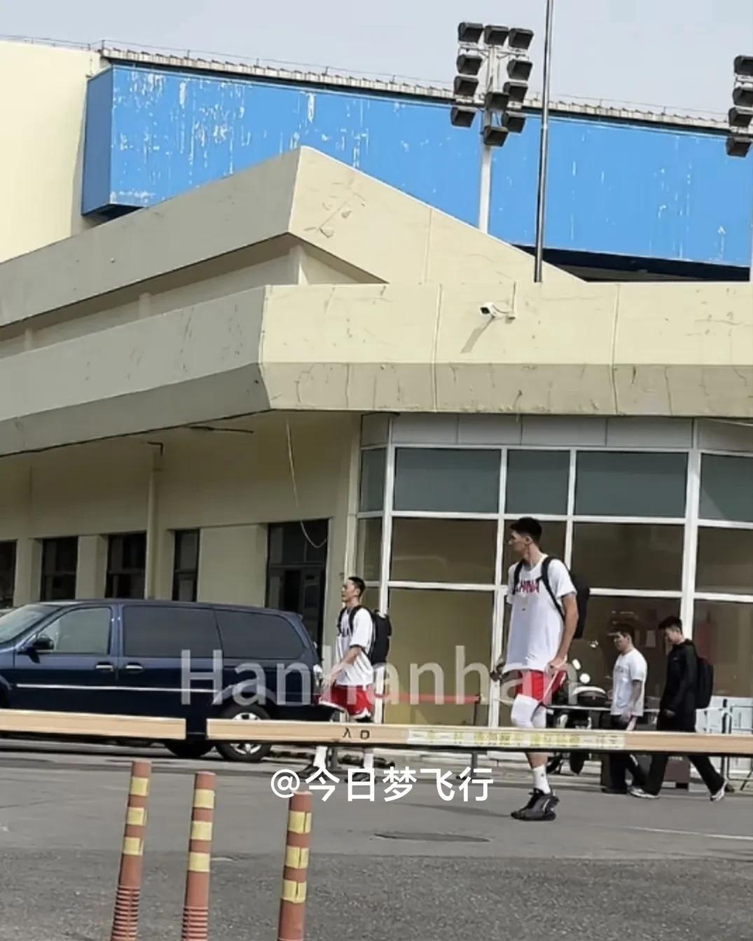 广东队2&3兄弟&小蛇出发去训练！早上，徐杰、胡明轩、徐昕在体育总局训练局出发