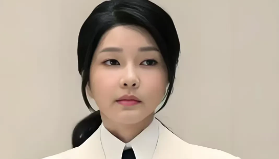 金建希如果真的坐牢了，确实就有些可惜了！据说为了这张漂亮的娃娃脸，金建希和尹锡悦