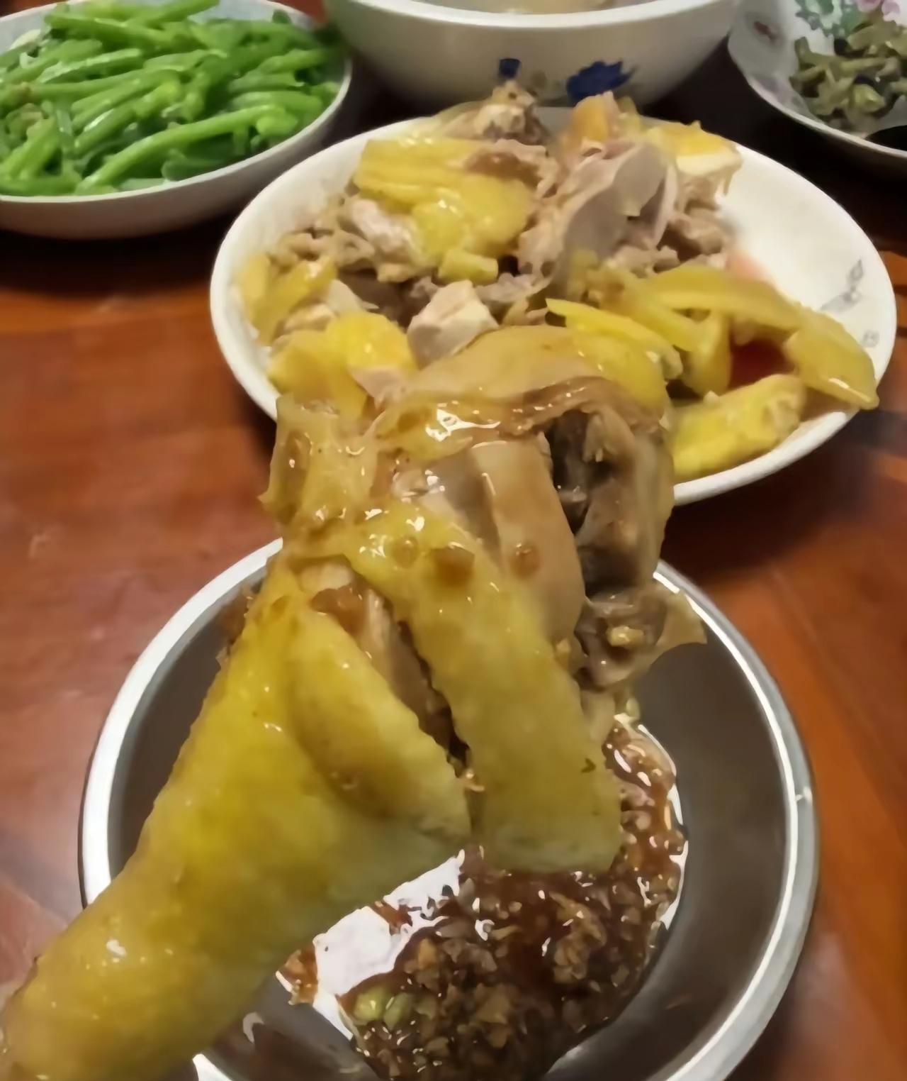 一只鸡两个鸡腿有三个孩子你告诉我怎么一碗水端平很多家长一辈子都在追