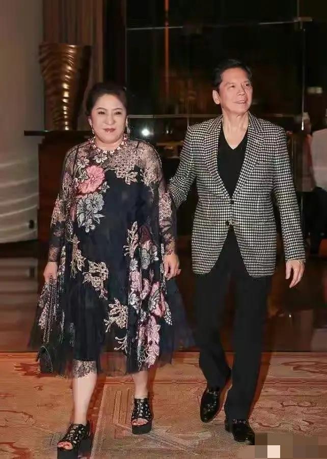 向太直播透露：我跟向先生有讨论过这个事情，我们的想法是一样的，向先生说，二代