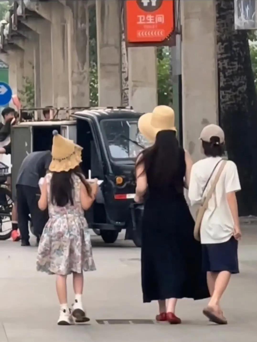 霍思燕最近带着儿子和女儿一起出门逛街。街拍中，她的女儿留着乌黑的长直发，背影和霍