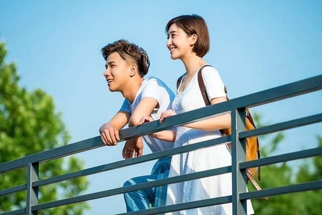 女孩喜欢男生的5️⃣种行为，一是见女生主动微笑打招呼的男生，这样的男生比笨