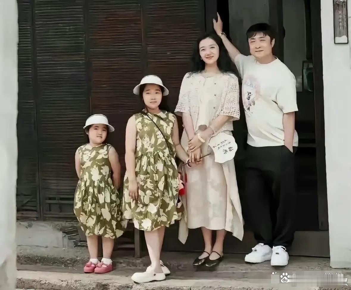 爸爸的基因太强大了，两个孩子的模样、胖瘦都像爸爸，根本和妈妈就不沾边