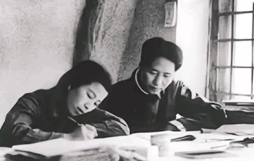 延安时期的毛主席夫妇，在简陋的窑洞里，两人伏案工作到深夜。尤其是伟大领袖毛主席