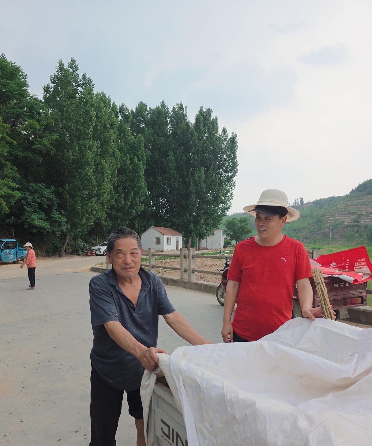 抢：惊心动魄的一幕……二哥和很多乡亲一样，中午刚刚割完麦子，就近晾晒在桥上，之