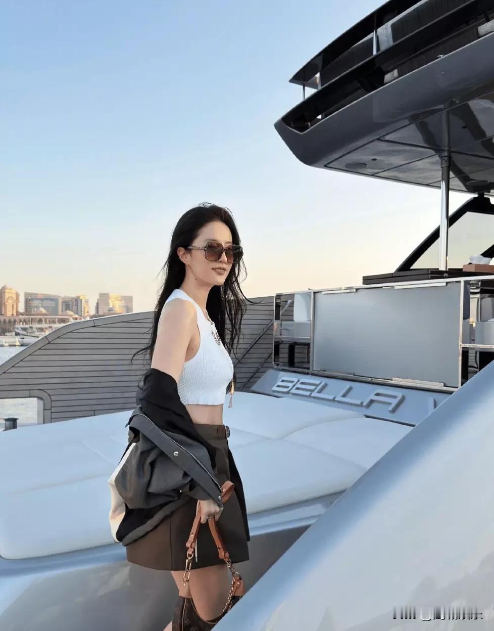 【神仙姐姐下凡名场面！刘亦菲游艇照美到窒息】今日份的快乐是天仙姐姐