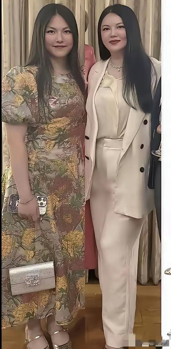 李湘娘两长得实在太像了，简直就是一个模子刻出来的。不论长相，还是身材娘俩连个子都
