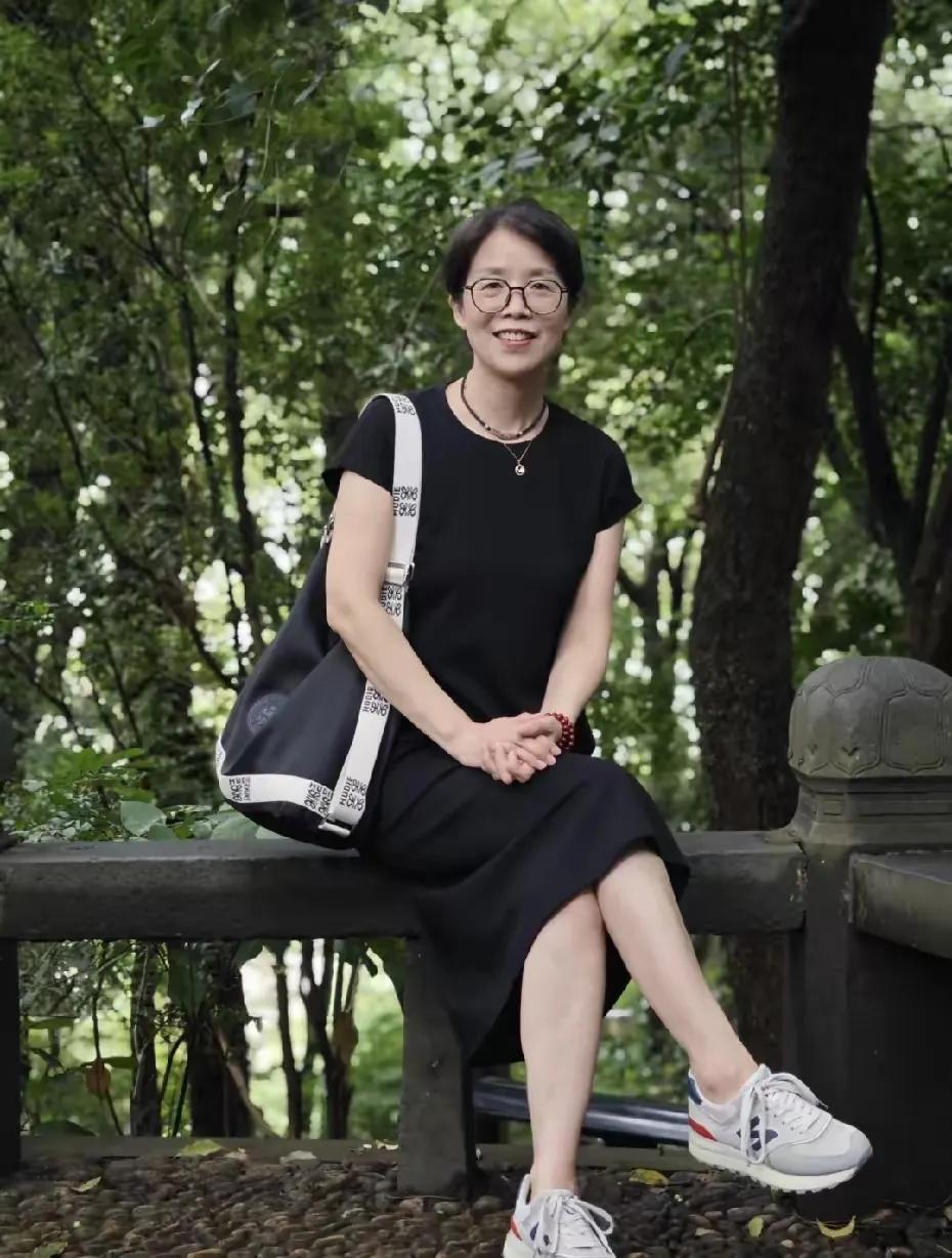 一个42岁的中学女教师，在自家浴室滑倒后被送进急诊，结果医生刚拉开她裤子就变了脸
