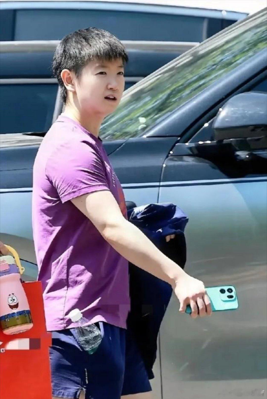 孙颖莎满满一裤兜4月9日成都封训，孙颖莎紫T配短发，裤兜被乒乓球塞得鼓鼓囊囊