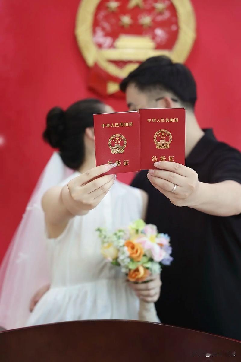 2025结婚人数暴涨！房价回落只是引子，这3个经济密码才是关键！家人们，2