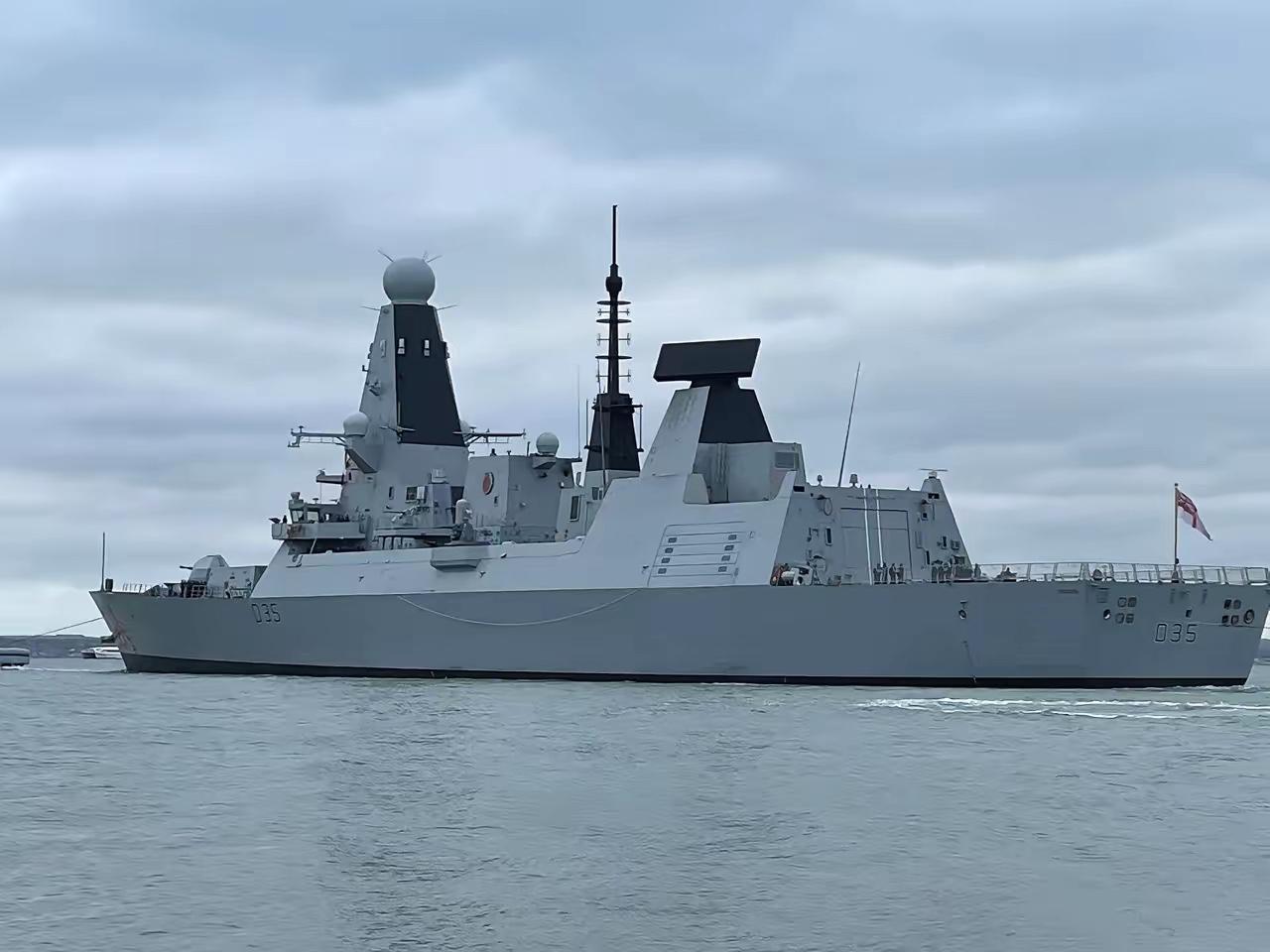 英国45型驱逐舰遭袭击，火力全开仍拦截失败，被导弹成功命中！先别急着信，这事