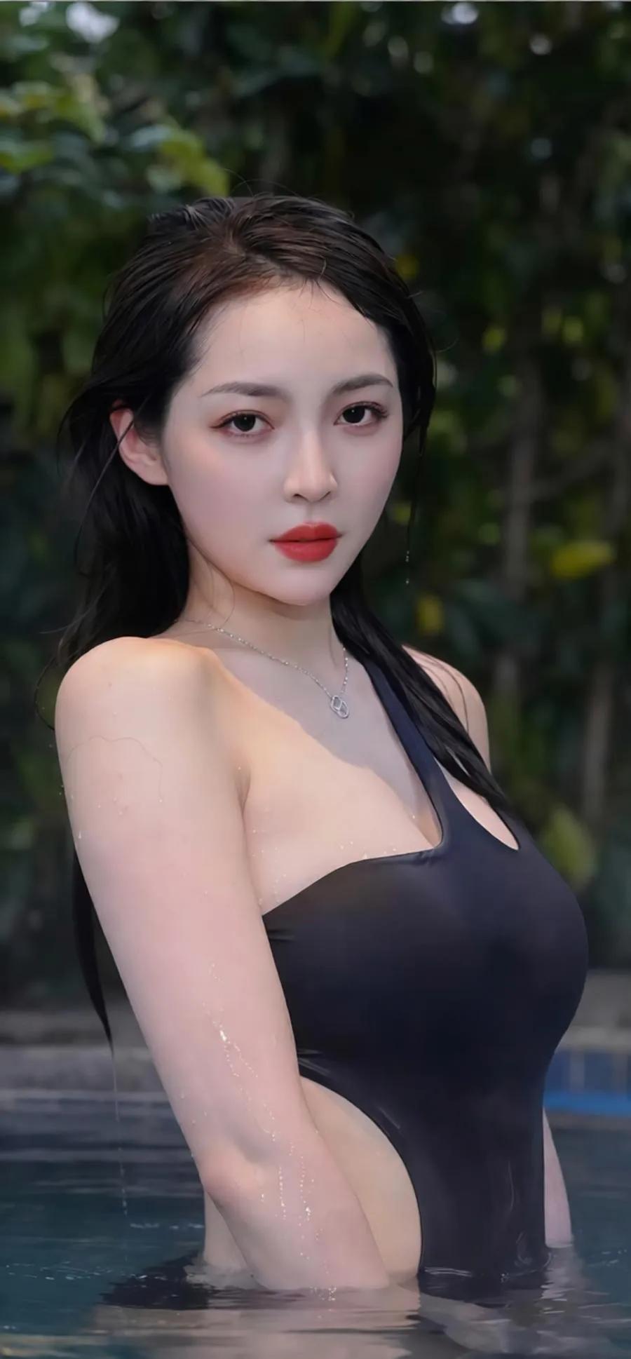 🔥王钟瑶的氛围感真的太绝了！可酷可媚，风格切换自如。黑色泳装利落又性感