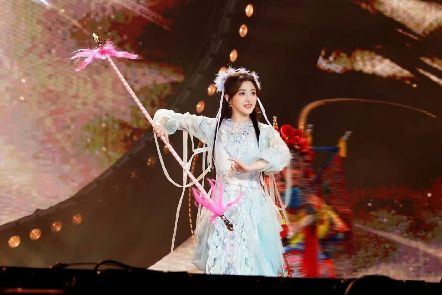 张含韵挽剑花是仙山来的吧张含韵一挽剑花，全场寂静——不是特效，胜似特效；不是神