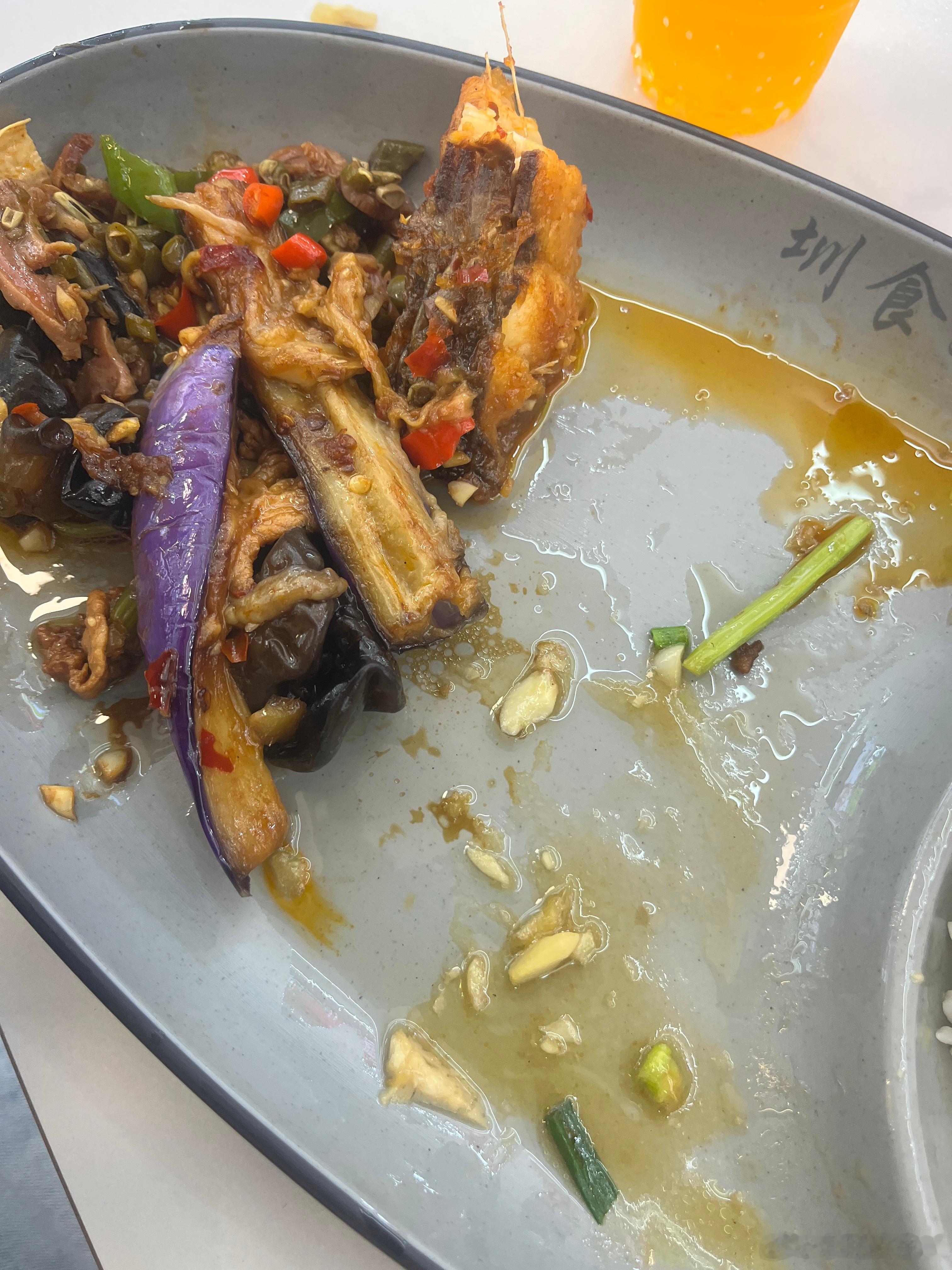 吃饭了，同学妈妈买的单，因为昨天喝奶茶是我买的单，这家快餐味道还可以，不辣的选择