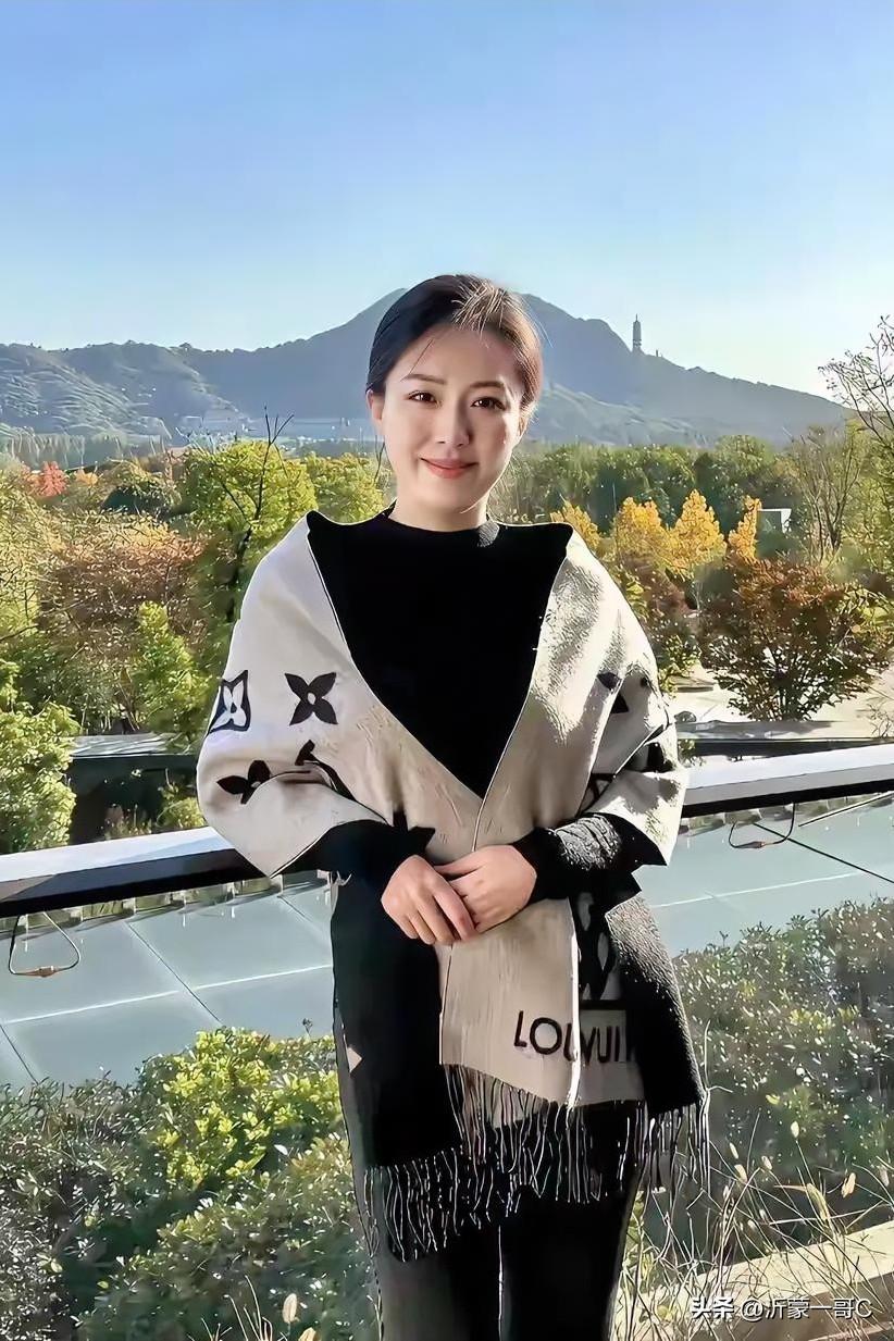 山东枣庄广播电视台主持部主任，资深记者李媛，人称“李主任”，她不戴口罩比戴口罩更