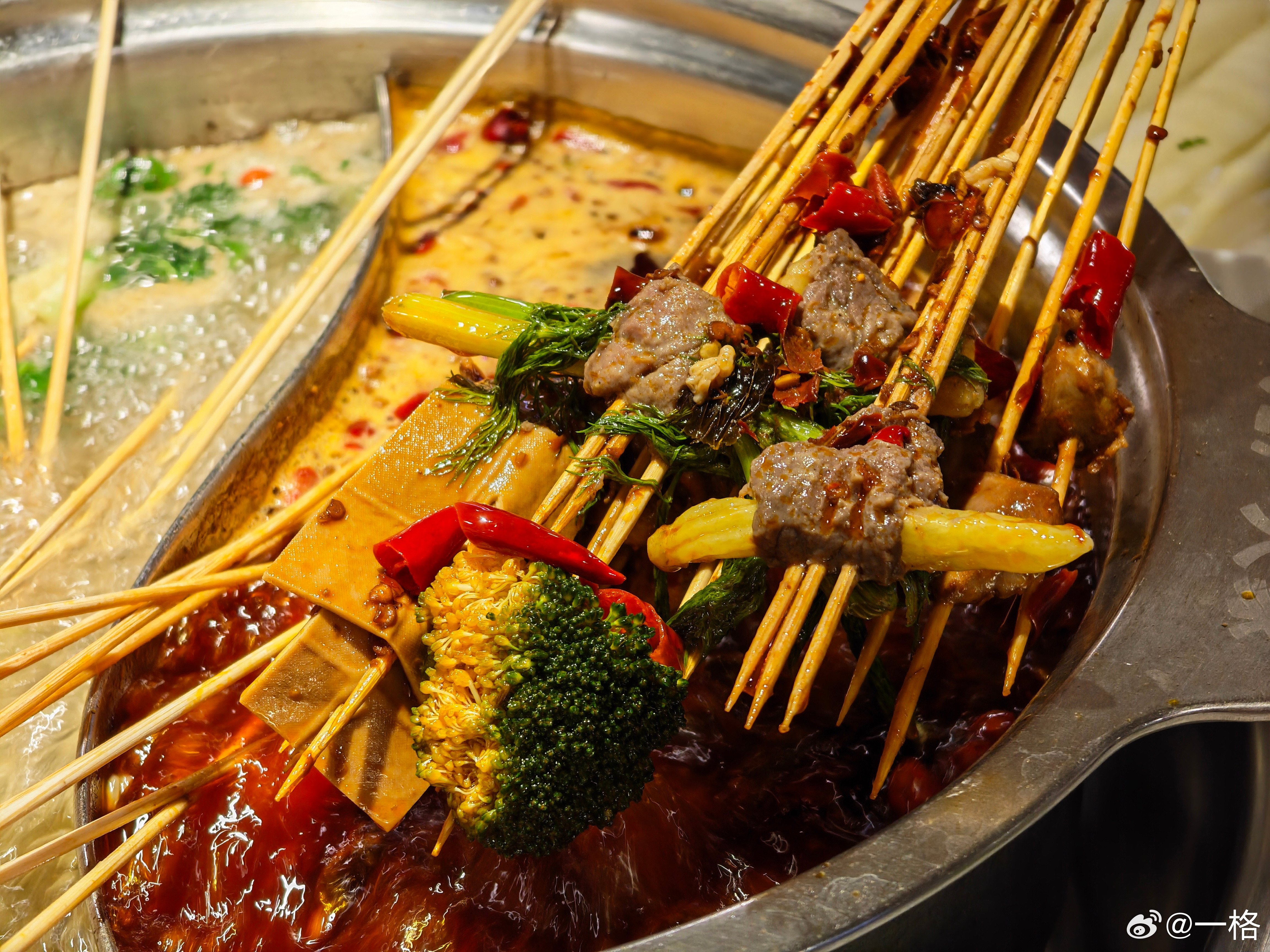 行吧，鸳鸯锅就鸳鸯锅喽…带小林吃串串来了，但别说这福建人了，我可能最近锻炼吃得