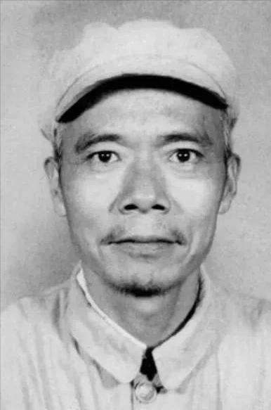 🌞1937年，地下党员涂作潮与邻居打牌。闲聊中，邻居突然凑到他耳边，轻声说