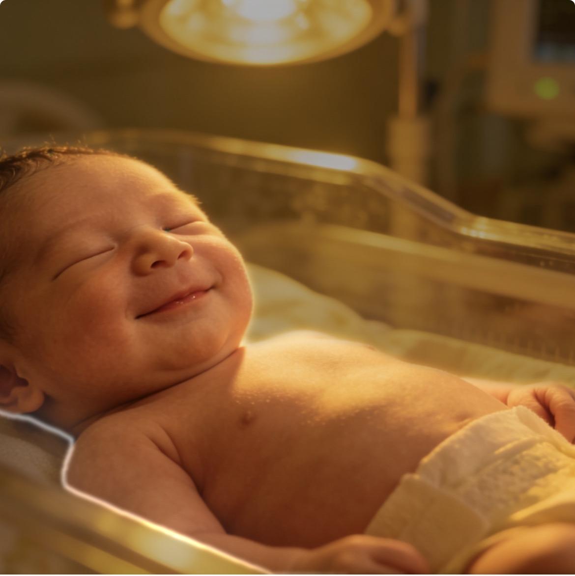 刚出生2小时的宝宝突然咧嘴笑！医生却说：这不是“天使微笑”，背后藏着生命的奇迹