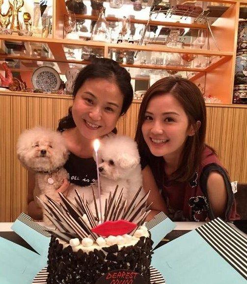 阿sa妈妈长得可爱又显年轻，阿sa遗传到了母亲的好基因，她站在谢霆锋身旁，帅哥美