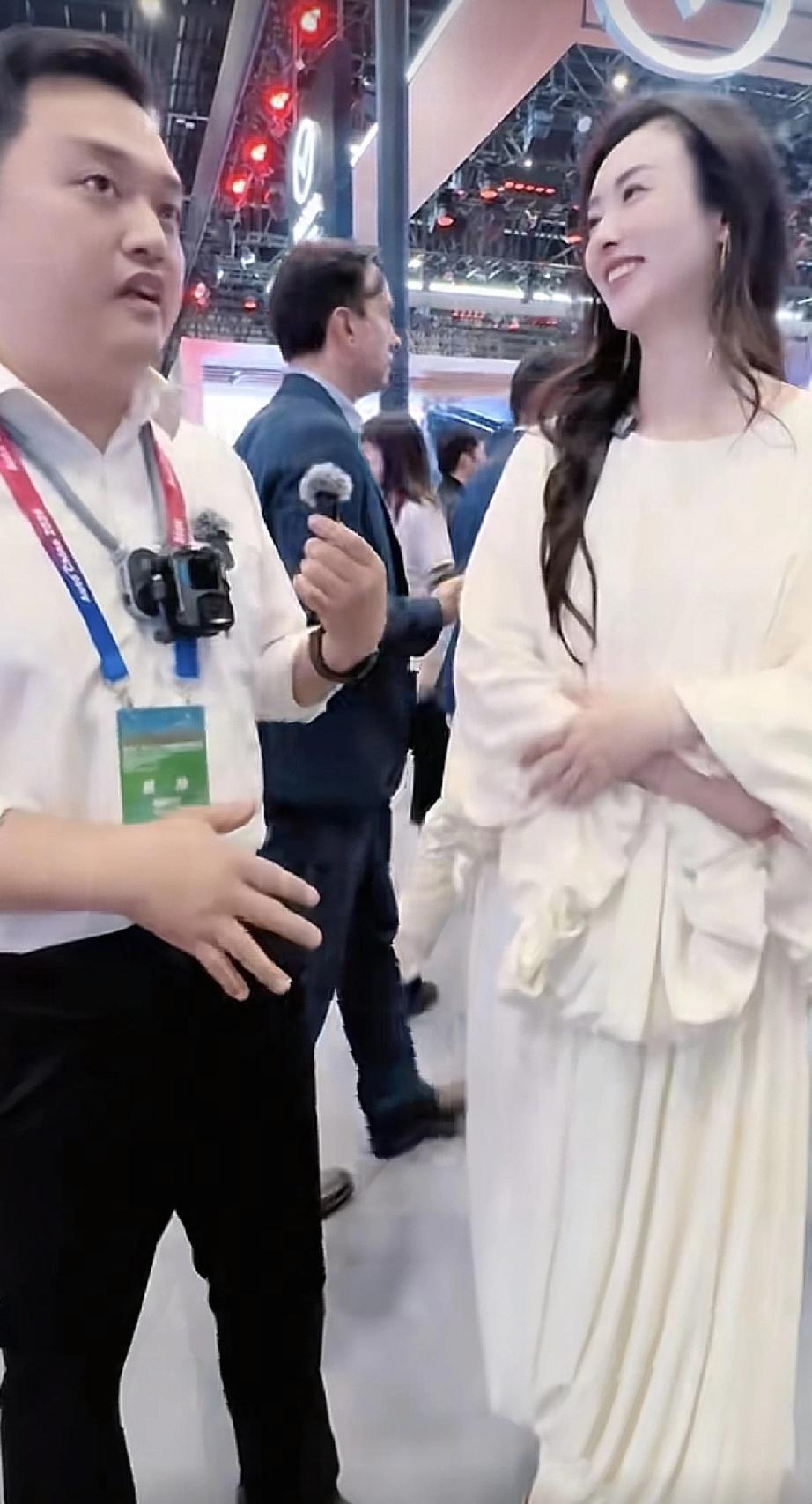 4月24日，车模翟凌（兽兽）现身2026北京车展全身近照曝光，穿平底运动鞋衣服宽