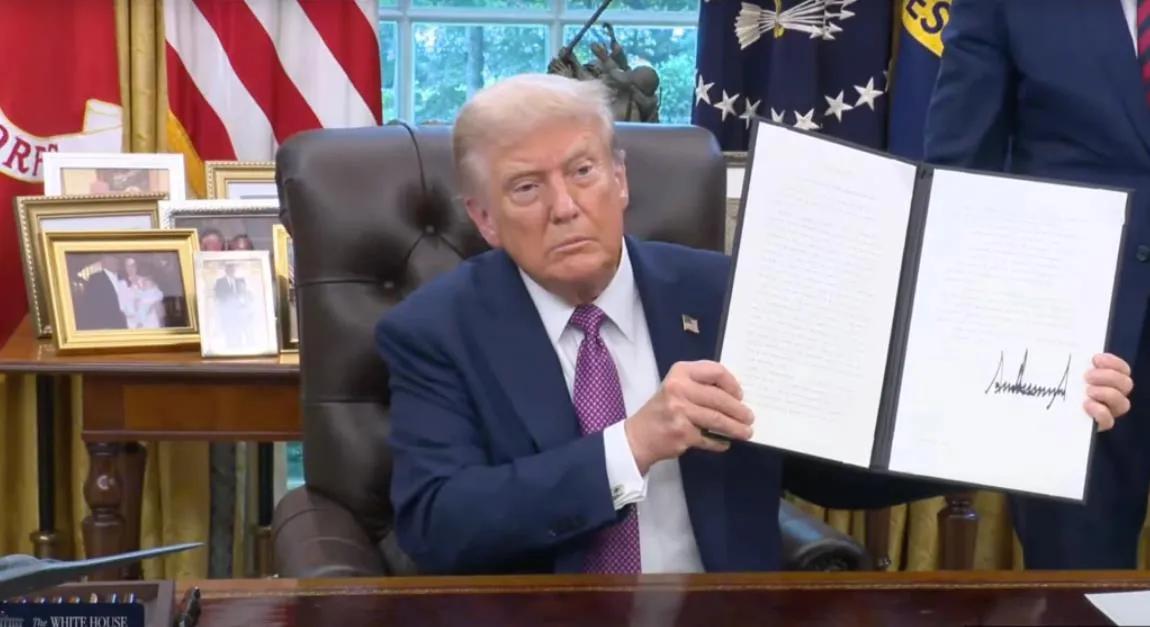 美国总统老特展示其签署的将美国国防部改名为战争部的行政令。大家可以注意到，在其白
