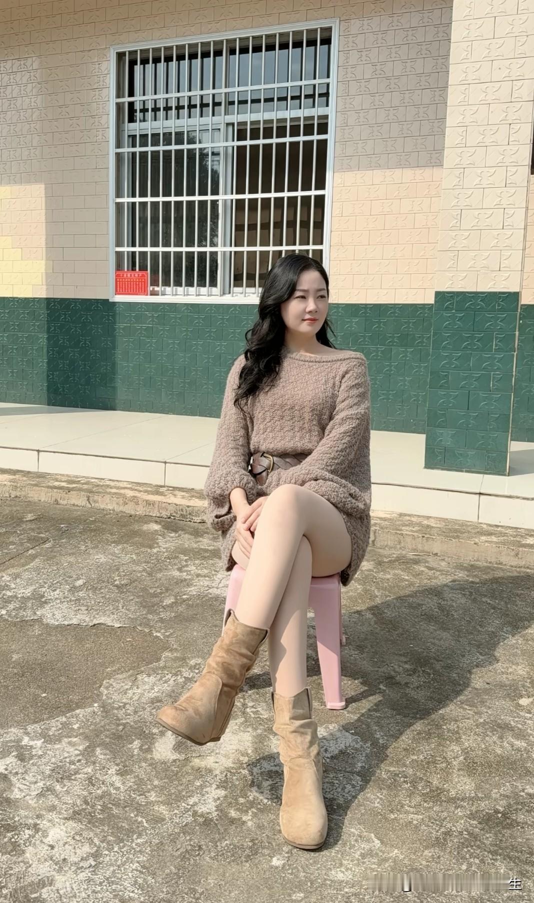 冬天女人爱穿丝袜，一方面是“光腿神器”既保暖肤色还原度又高，能让女性...