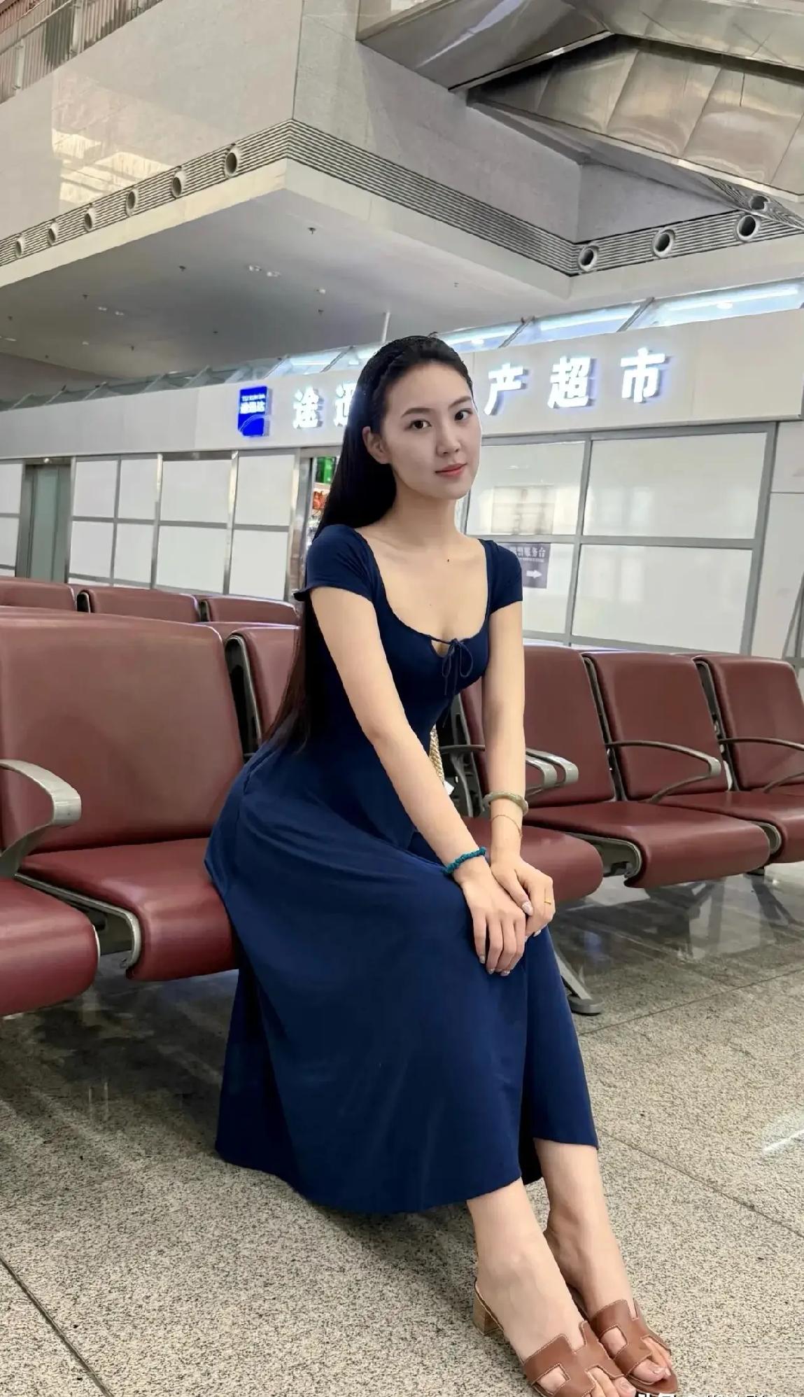美女落落大方，气质舒展从容，看得出美女的性格是坦荡不扭捏，很招人喜欢！