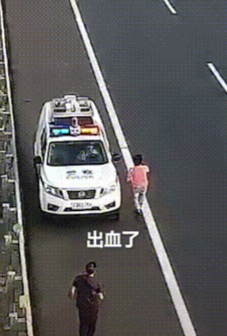 浙江杭州，在高速上，一辆轿车竟当着高速交警的面，把车子停在了硬路肩上。这并非是要