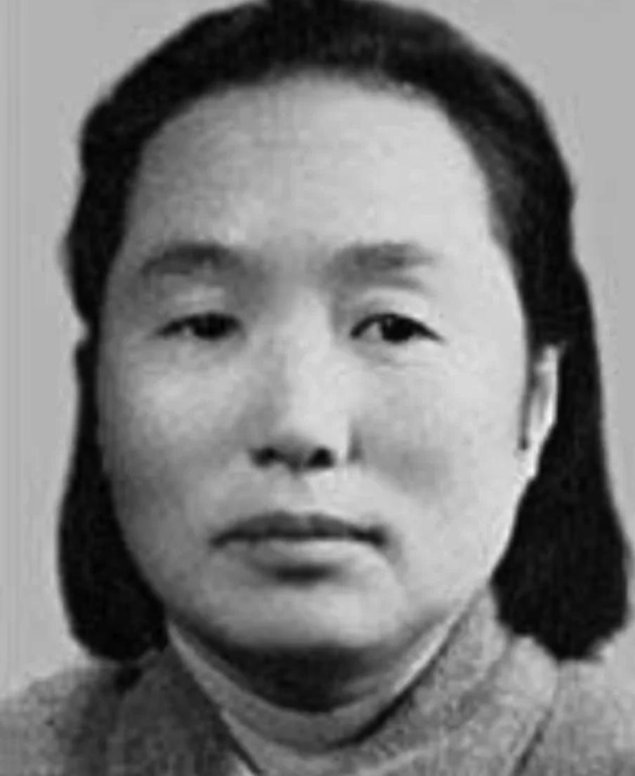 1937年，地主王学文正在家中取暖，忽然听到了一阵敲门声，出去一看，一个女红军递