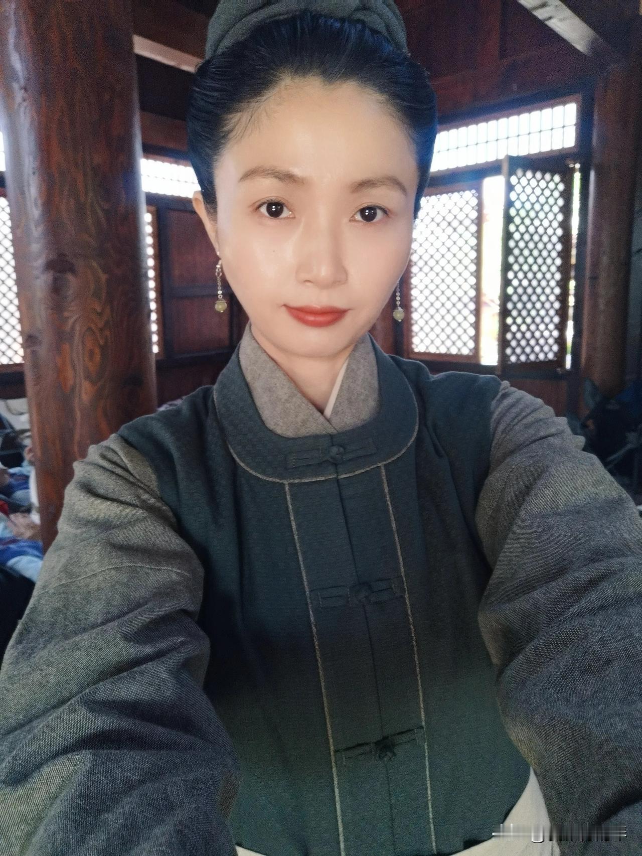 最近《藏海传》播完了，可以发发图片，其实也没啥可发的，剧组管得很严，大多时候收手