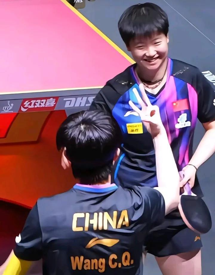 感觉莎莎这次笑得跟她平时不一样，这次全笑开了，也笑迷了眼，更像个长辈对孩子亲切、