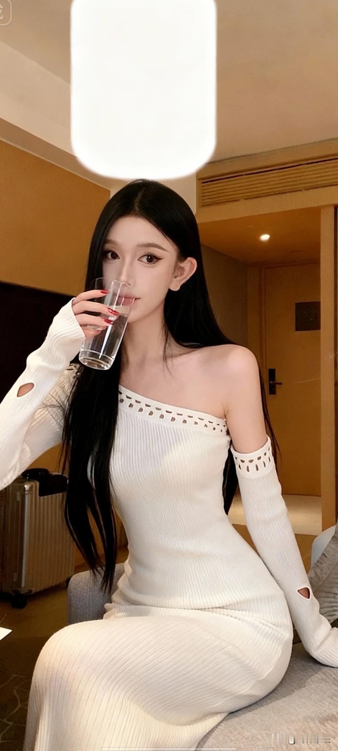 轻纱拂面，玉人倚窗。