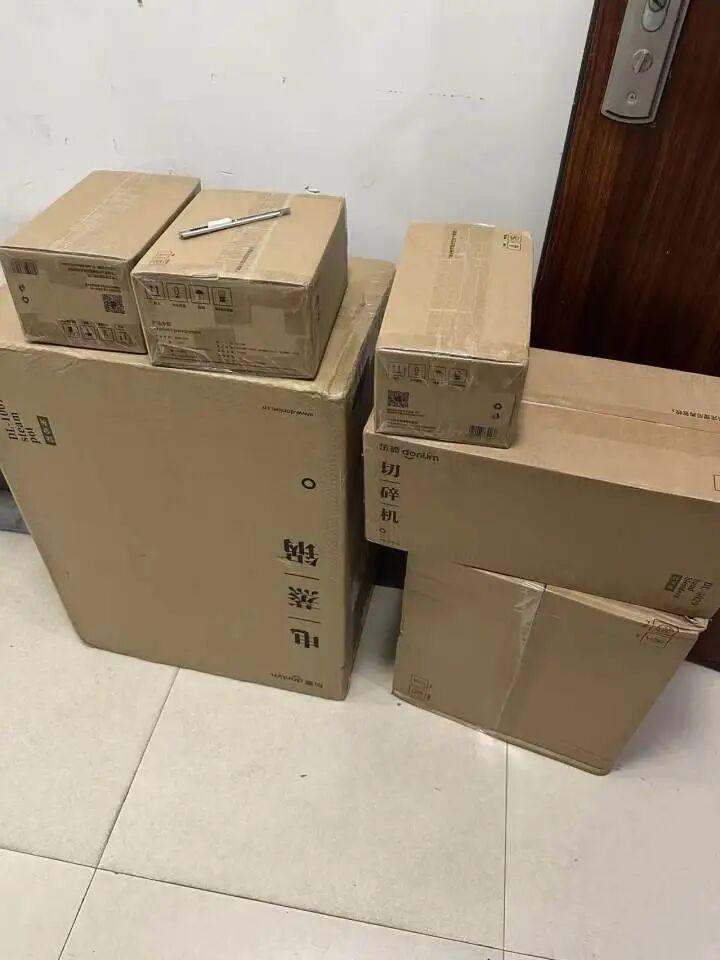 据都市快报、橙柿互动7月27日报道，家住杭州三墩某小区的李女士近日遇到一