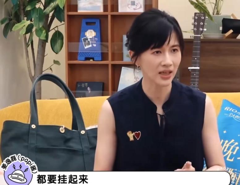 Papi酱说：“我之前请了一个收纳师，他让我买200个衣架，我当时很忙，心想那就