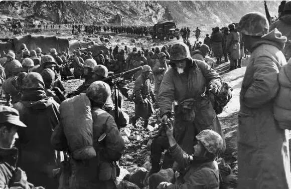 1952年，志愿军113师大摇大摆地从美军面前经过，美军不但不狙击他们，还主动为