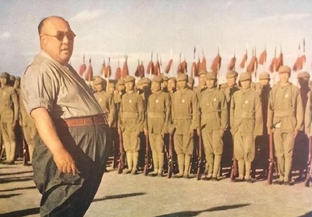 1956年，逃到美国后的马鸿逵，挺着腐败的大肚子，享受着小姨太给他做的奶酪，主政