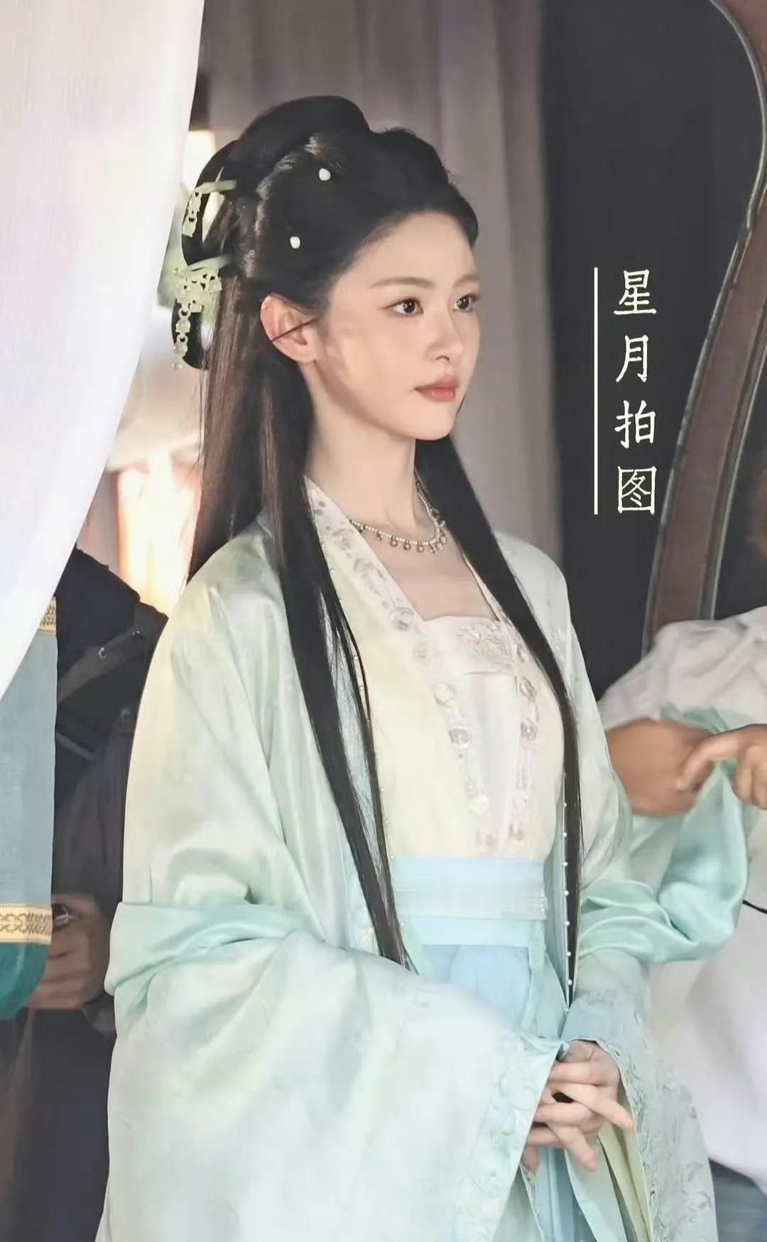 于正又要捧红一个流量花了，白鹿解约了，赵晴就是下一个被捧的，说实话，她现在真的比